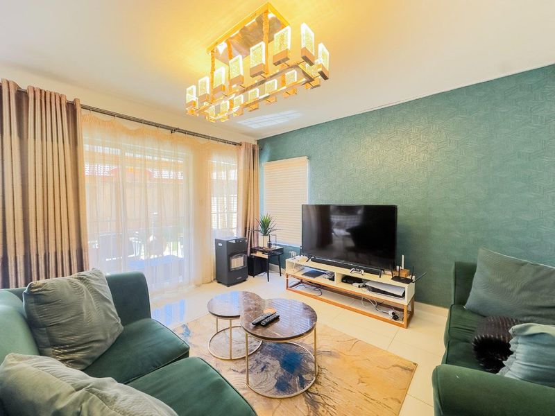 3 Bedroom Duplex with Private Garden - Photo 2
