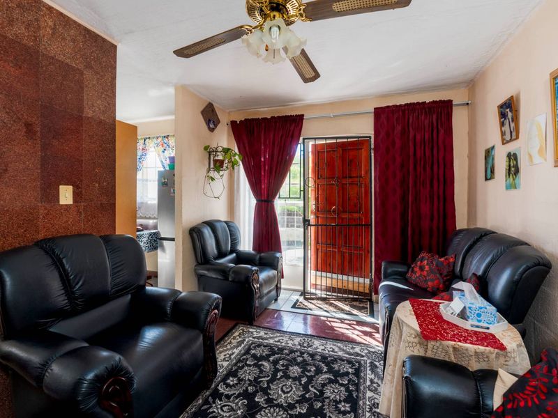 PERFECT STARTER HOME IN BEACON VALLEY. - Photo 4