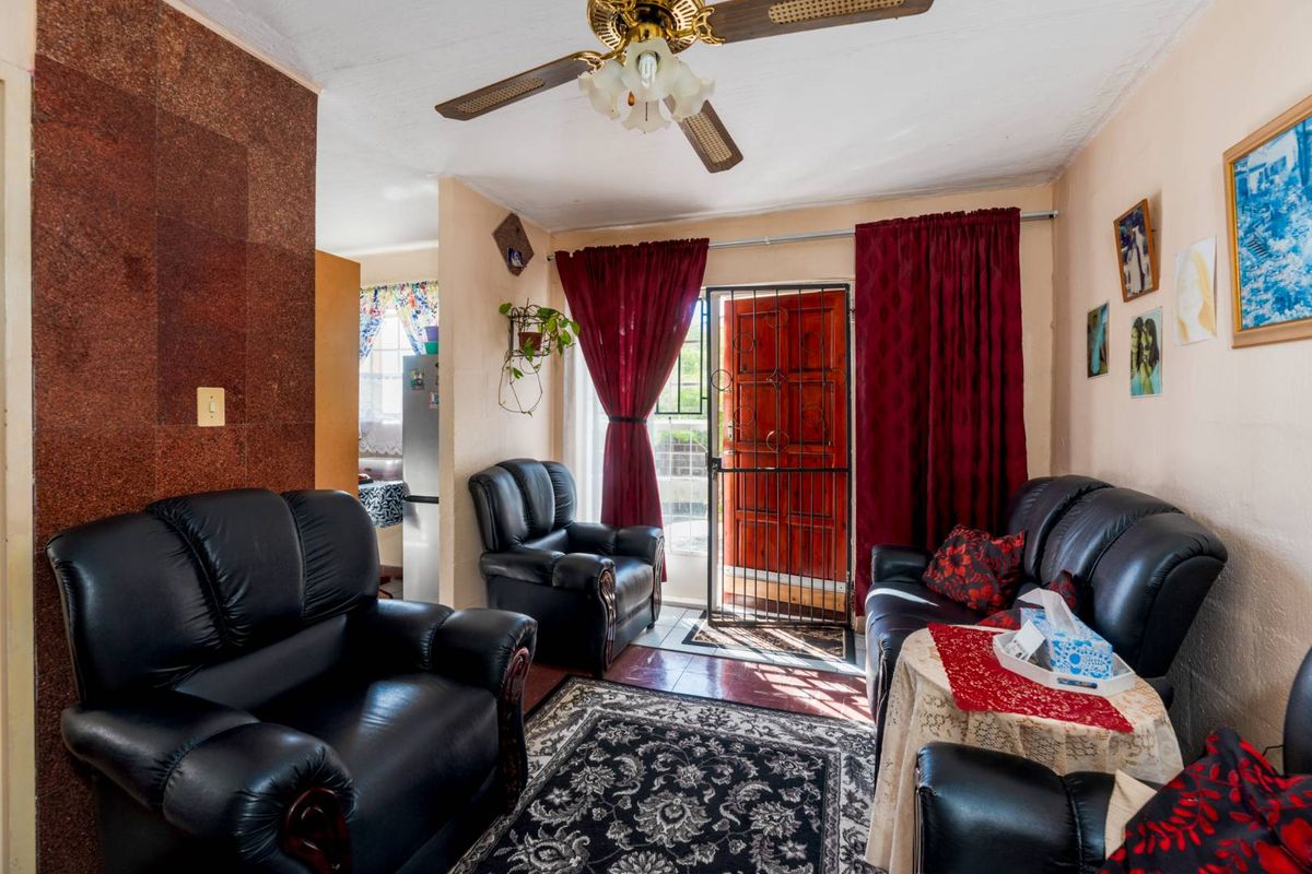 PERFECT STARTER HOME IN BEACON VALLEY. - Photo 4