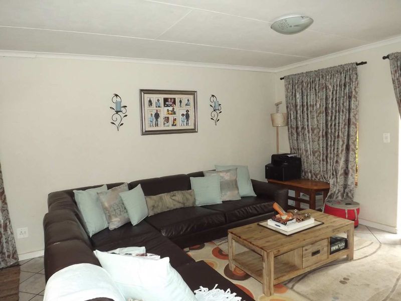Perfect Family Living: Spacious 3-Bed Townhouse Awaits - Photo 3
