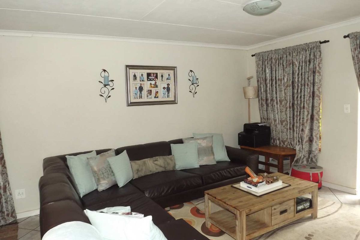 Perfect Family Living: Spacious 3-Bed Townhouse Awaits - Photo 3