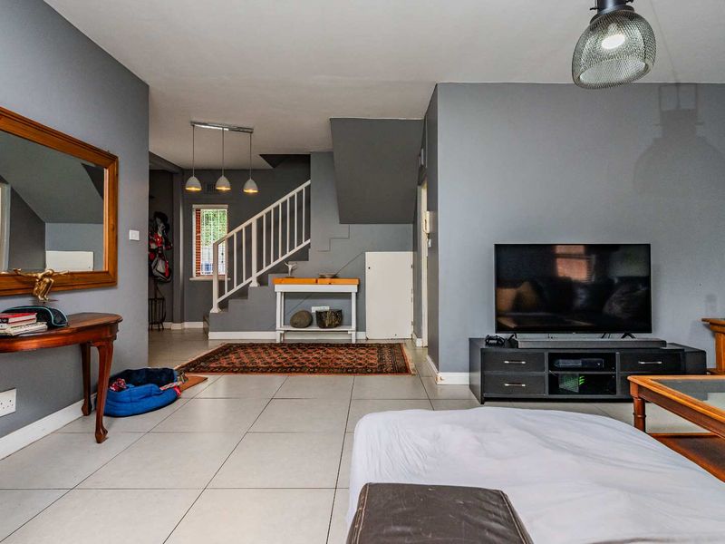 HENDRA - DELIGHTFUL PET FRIENDLY DUPLEX WITH ITS OWN POOL - Photo 6