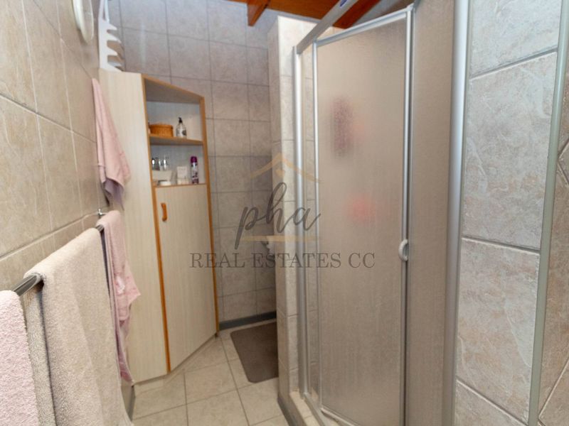 Well maintained with partial ocean views - Photo 7