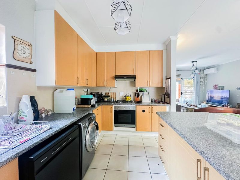 2 Bedroom Simplex with a Private Garden - Photo 6