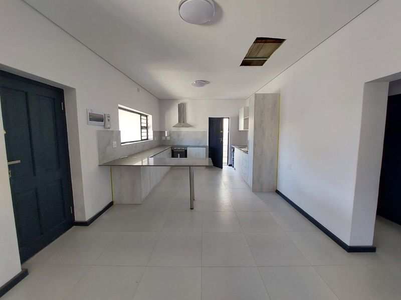 Stunning 2 Bedroom Semi-detached home in Wynberg. - Photo 2