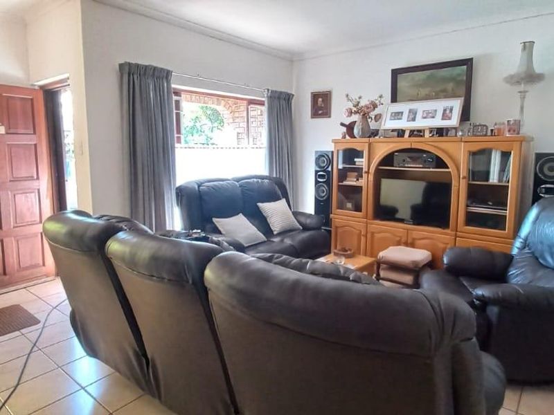 Comfortable Family Home with Pool in Veld En Vlei - Photo 5