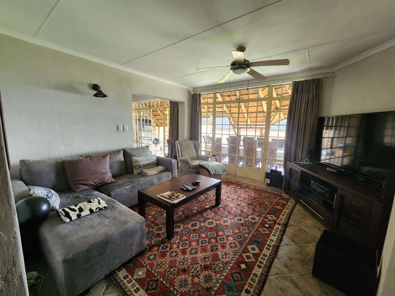 Dream home on the Vaal Dam - Photo 3