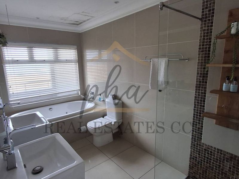 Beautiful Seafront Property - Stunning Sea Views!!! - Photo 9
