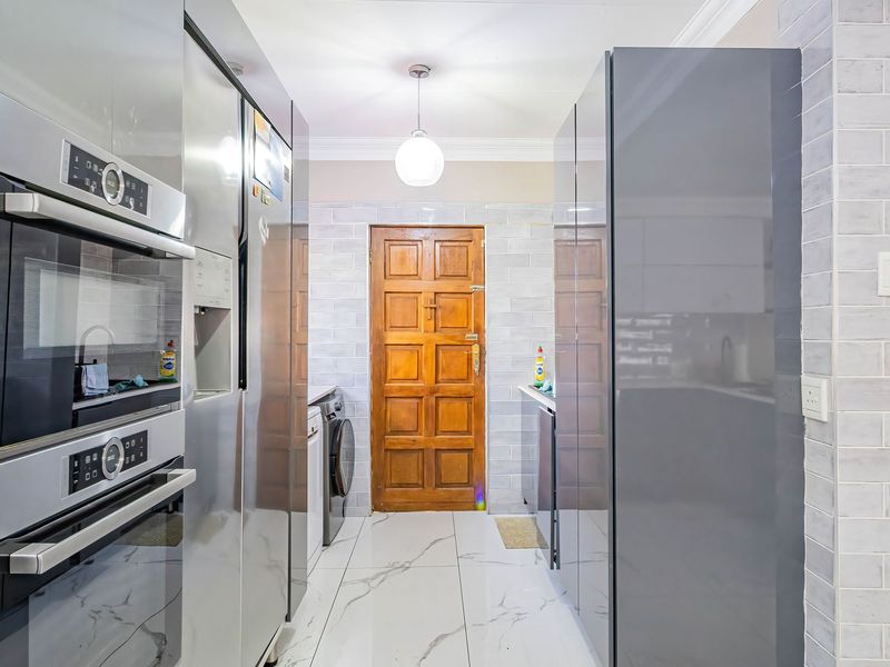 Spacious & Modern Family Home in Amberfield Ridge Estate - Photo 8