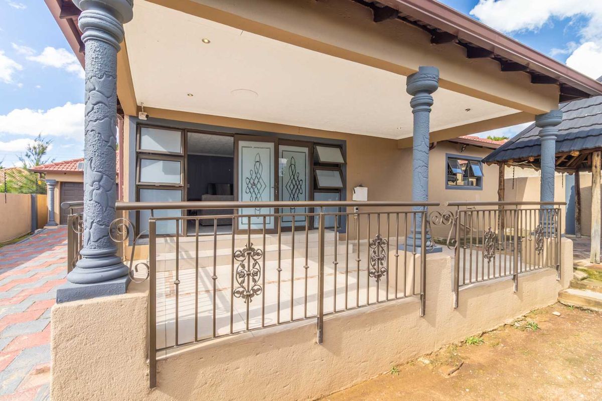 3 Bedroom House for Sale in  Cosmo City - Photo 2