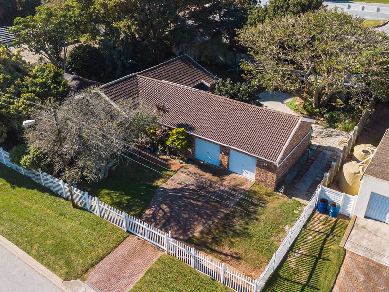 4 Bedroom, Family Living with Indoor Braai, Solar Backup & Water Tanks in Prime Mount Pleasant - Photo 1