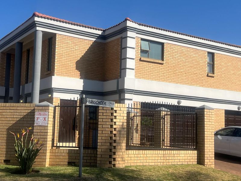 Loocation, 24 hour security Lovely double story facebrick home - Photo 4