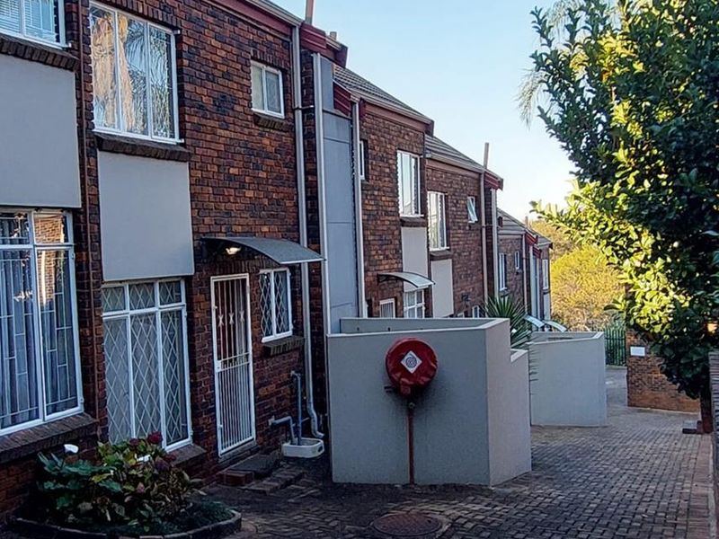 Modern 2-Bed Townhouse with Lock-Up Garage & Pet-Friendly Perks - Photo 8