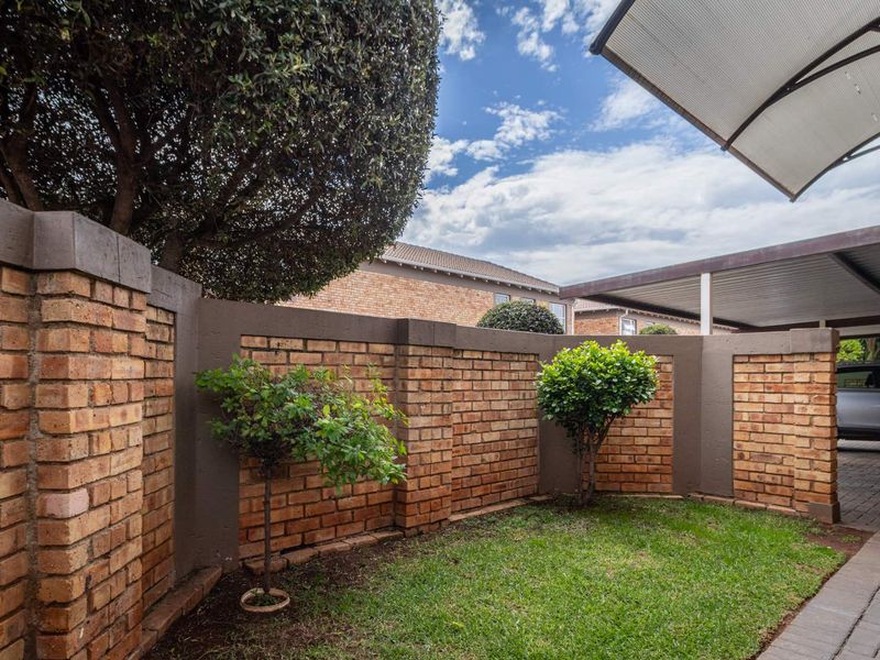 3 Bed 2.5 Bath Duplex To Let in Wilgeheuwel - Photo 3