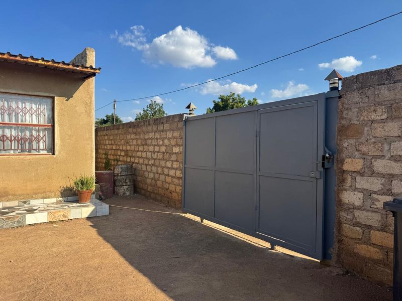 Investment property for sale in Soshanguve block X - Photo 6