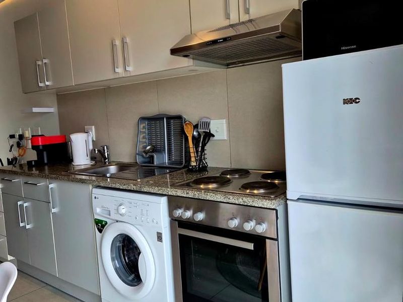 Trendy STUDIO apartment with all amenities and balcony , lovely views with parking - Photo 9