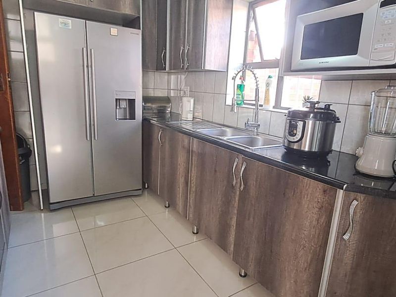 Spacious 3-Bedroom Family Home with Enclosed Patio & Double Garage - Photo 10