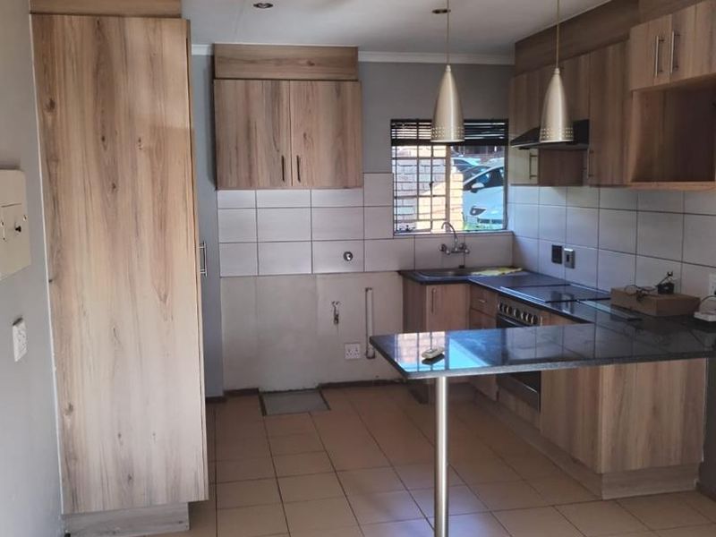 Modern 2 Bedroom Unit - Photo 2
