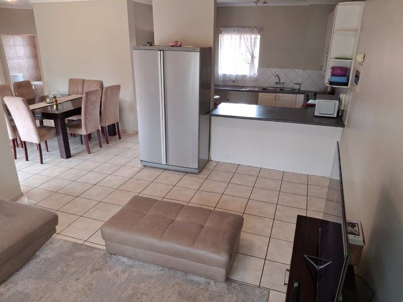 Spacious, Modern 2 Bedroom, 2 Bathroom Apartment with a Single Garage close to Gautrain station!  Great Investment! - Photo 8