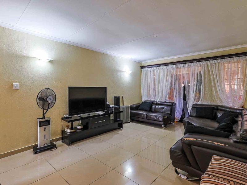 3 Bedroom Townhouse in Secure Faerie Glen Complex - Photo 9