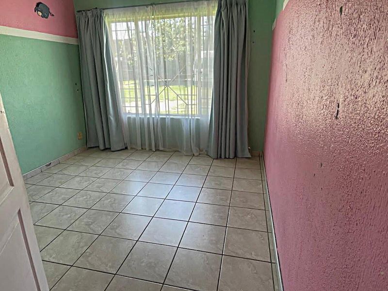 3 BEDROOM IN BRACKENDOWNS - Photo 8