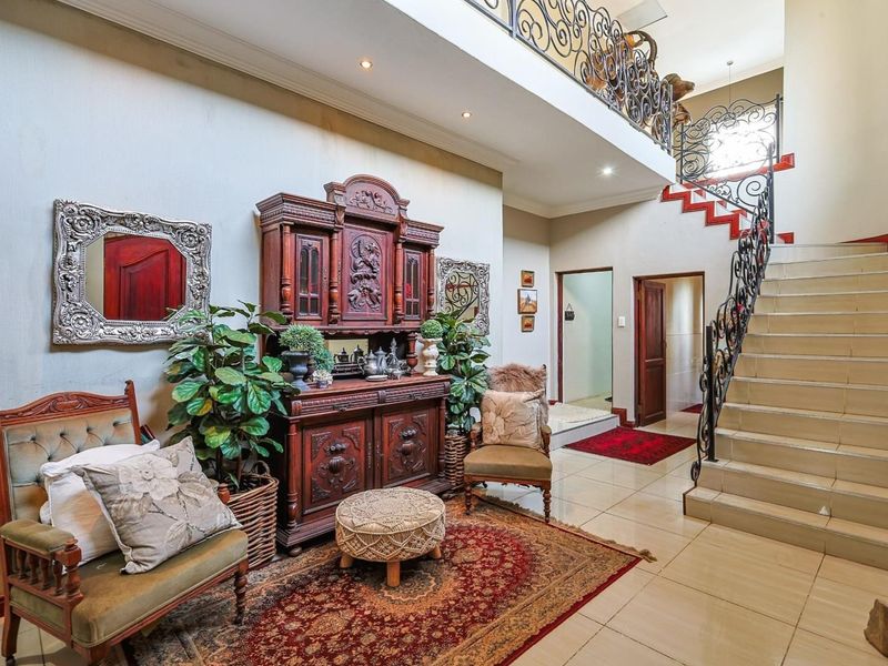 Timeless Luxury in Waterkloof Golf Estate - Photo 3