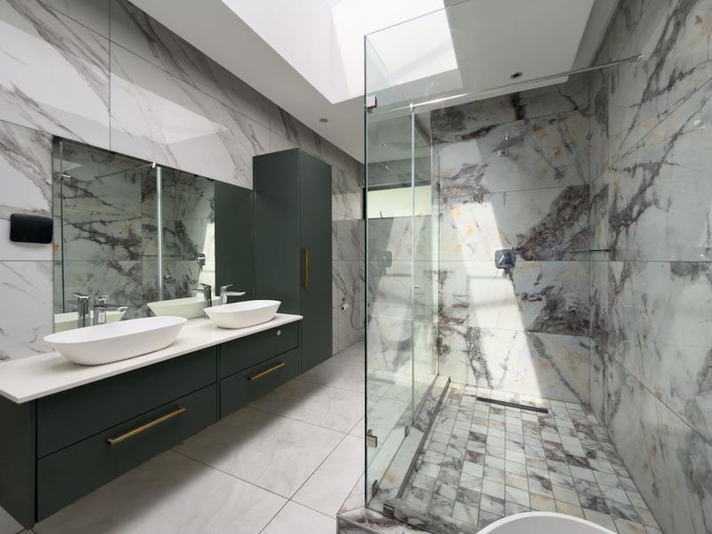 Expansive Living with Stunning Views in a Prime Estate Location - Photo 3