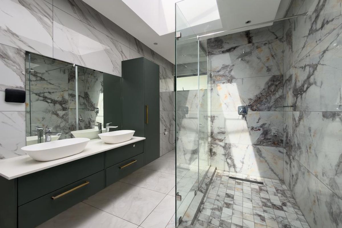 Expansive Living with Stunning Views in a Prime Estate Location - Photo 3