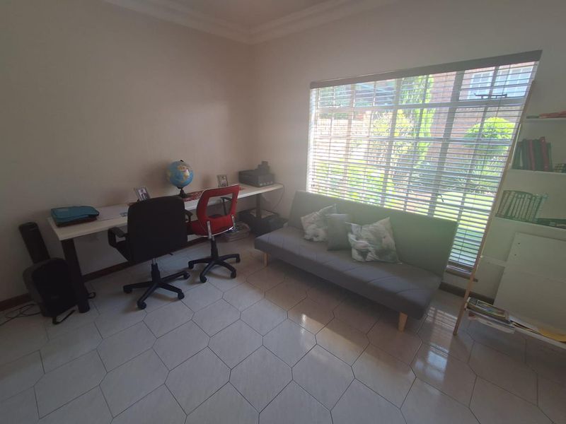 PET FRIENDLY DUPLEX IN CONSTANTIA COMPLEX - Photo 10