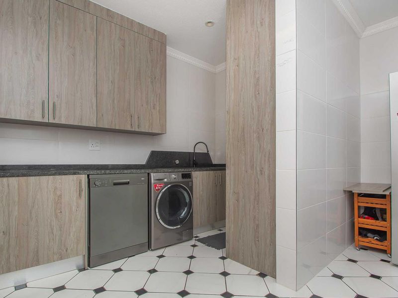 Secure Upmarket Apartment Living with Gorgeous Space. - Photo 6