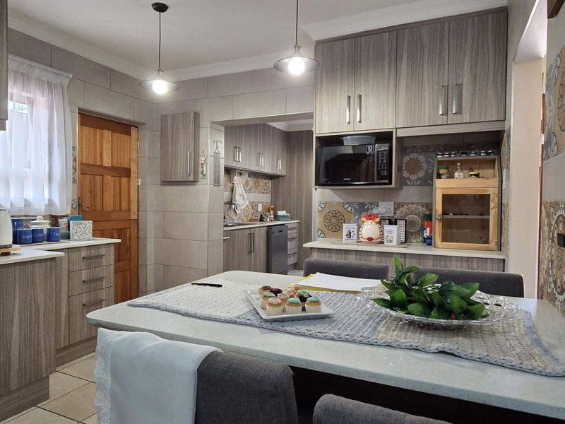 5 Bedroom House for Sale in Brackendowns - Photo 10