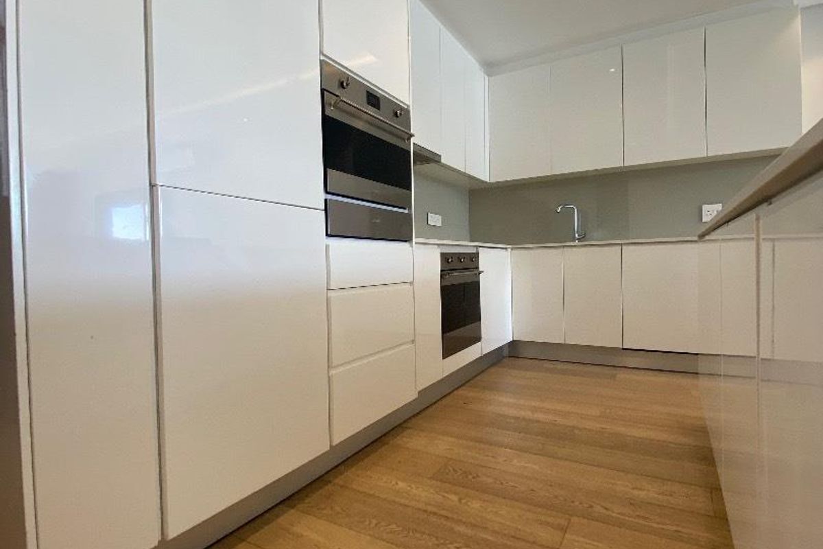 Airbnb Friendly, Two Bedroom Apartment: Prime Location, Modern Design - Photo 4