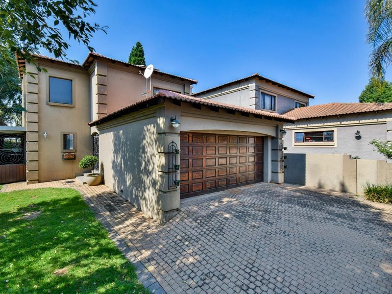 Modern, Three bedroom duet with neat finishes in security estate - Moreleta Park - Photo 2