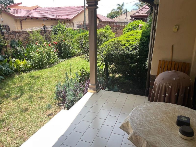 Charming Tudor-Style Family Home in Bruma South - Photo 7