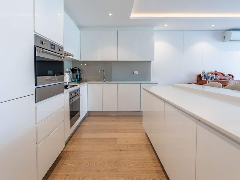 Prime City Living: Secure, Elegant, and Airbnb Friendly! - Photo 2