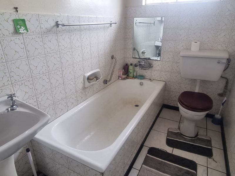 This lock up and go upstairs Modern unit is up for grabs in a lovely quiet security complex - Photo 9