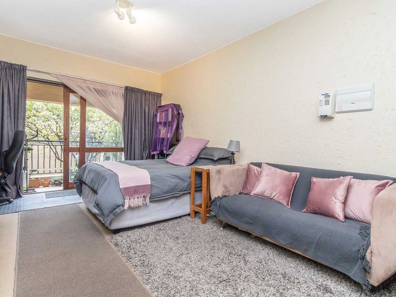 ☀️ Bachelor Bliss with a Balcony You’ll Use All Year Round! - Photo 4