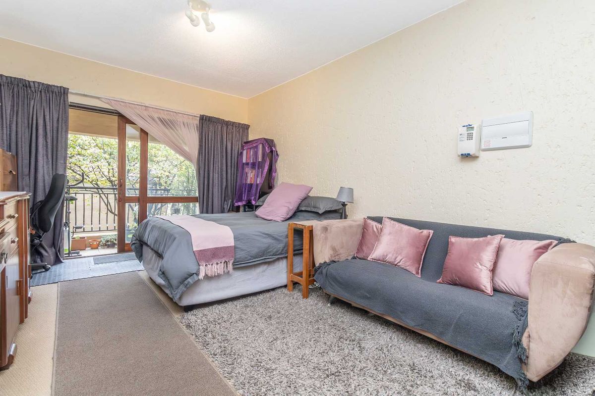 ☀️ Bachelor Bliss with a Balcony You’ll Use All Year Round! - Photo 4