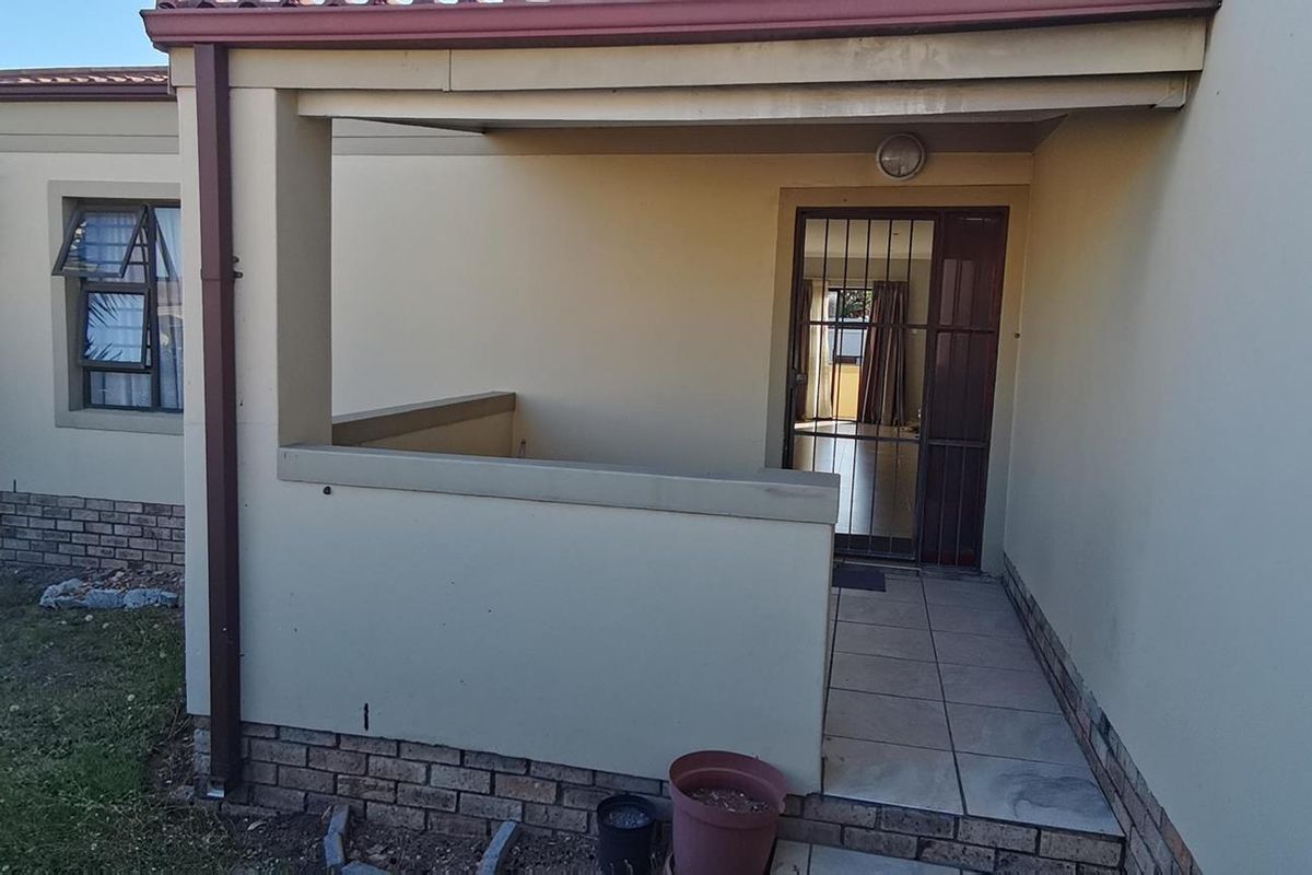 Lovely Townhouse: Secure Complex, Modern Comforts! - Photo 5