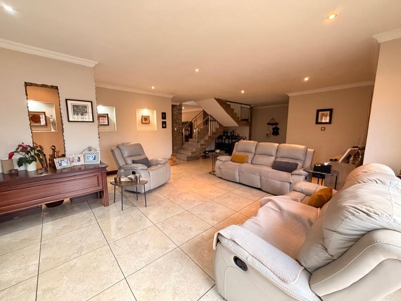Sophisticated 4-Bedroom Double-Storey Cluster in Exclusive Ashley Gardens Estate - Photo 9
