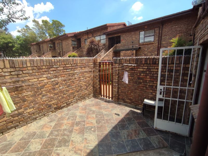 LOOKING FOR A LOVELY, EASY-TO-OWN APARTMENT IN A PEACEFUL NEIGHBOURHOOD? LOOK NO FURTHER! - Photo 4