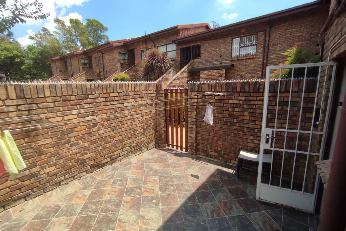LOOKING FOR A LOVELY, EASY-TO-OWN APARTMENT IN A PEACEFUL NEIGHBOURHOOD? LOOK NO FURTHER! - Photo 4