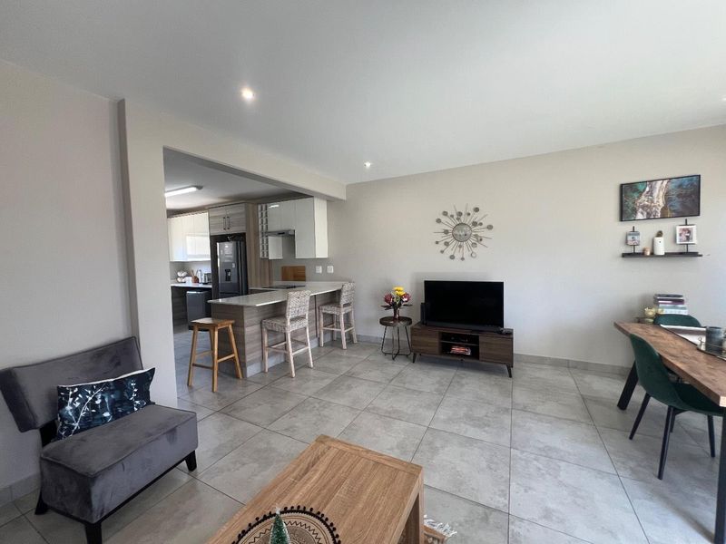 Beautiful, modern, and delightful  three-bedroom semi-detached duplex - Photo 8