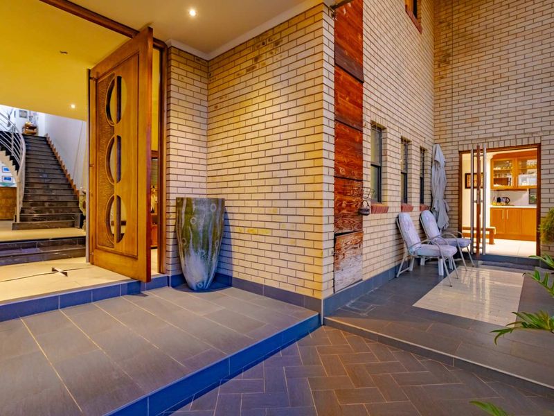 Distinguished Family Residence on Expansive Grounds in Cornwall Hill Country Estate - Photo 7