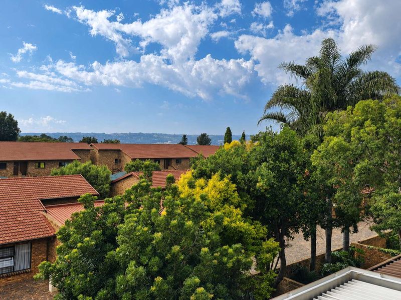Beautiful 3 Bedroom Townhouse With Loft - Photo 1