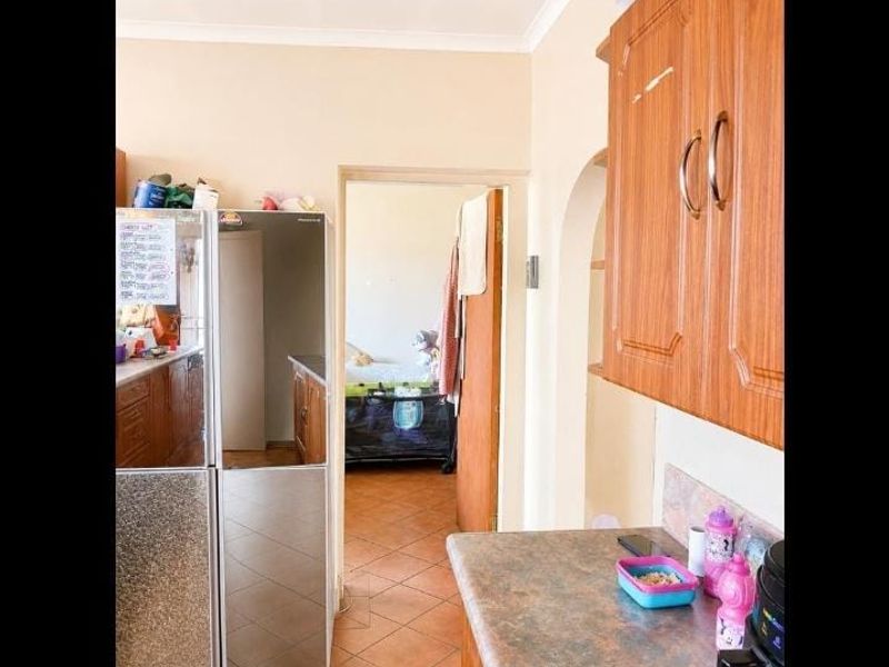 SPACIOUS 3-BEDROOM FAMILY HOME FOR SALE IN KWAGGASRAND! - Photo 5