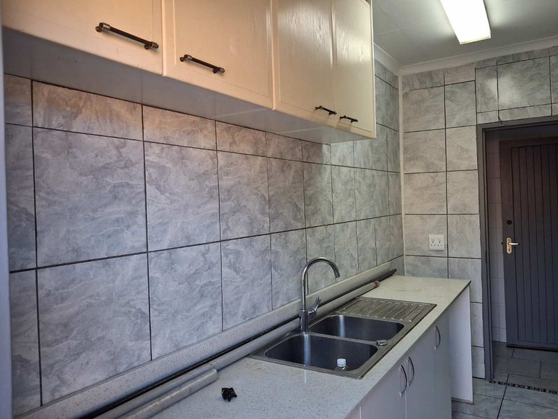 Spacious Three bedroom to rent in Valencia park - Photo 9