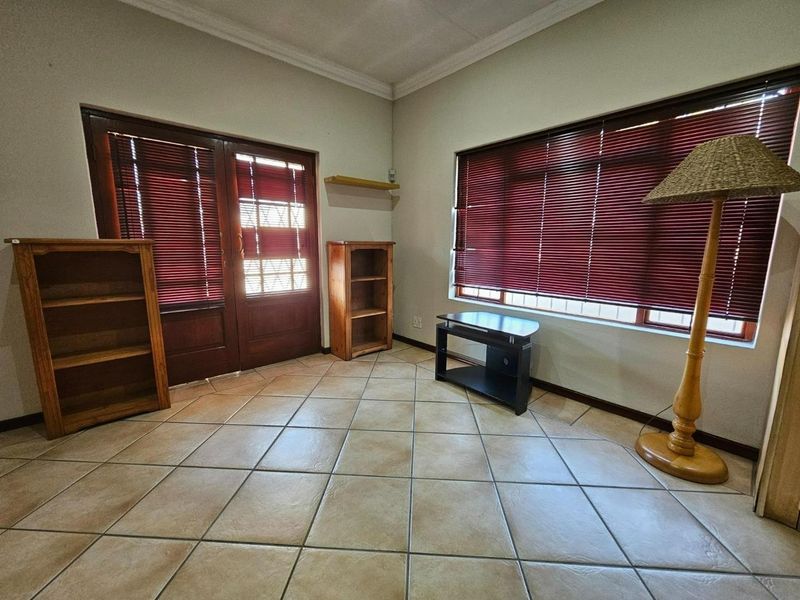 Elegant 5-Bedroom Family Home in Prime Menlo Park Location - Photo 7