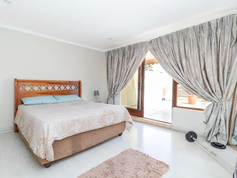 SPACIOUS 3-BEDROOM HOME WITH STUNNING BALCONY VIEWS. - Photo 5