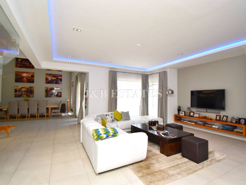 Breathtaking 5-Bedroom House Near Lagoon - Photo 2